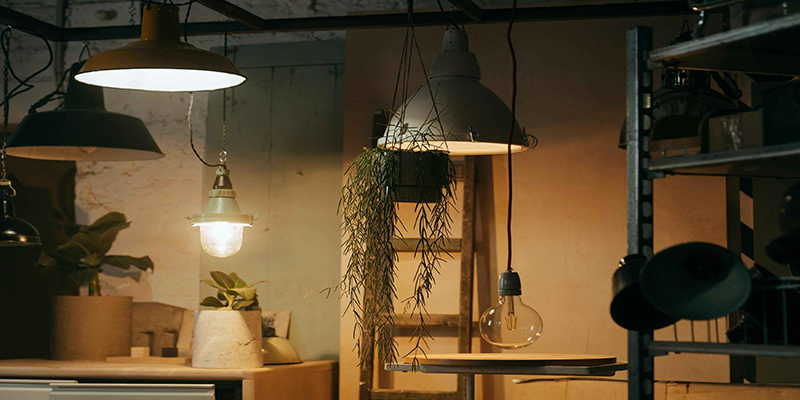 vintage pendant lights in a rustic setting, cozy and warm ambiance